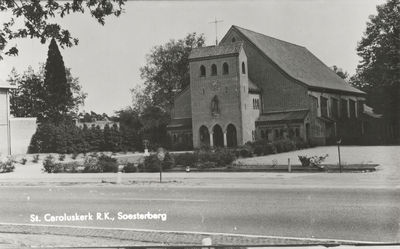 605767 Gezicht op de voor- en rechtergevel van de R.K. Carolus Borromeüskerk (Rademakerstraat 75) te Soesterberg ...
